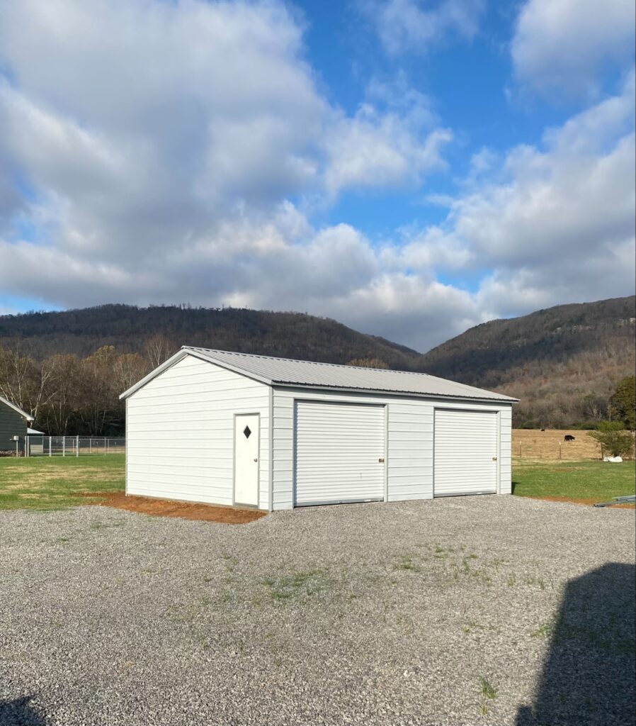 A white shed sitting in the middle of a field.