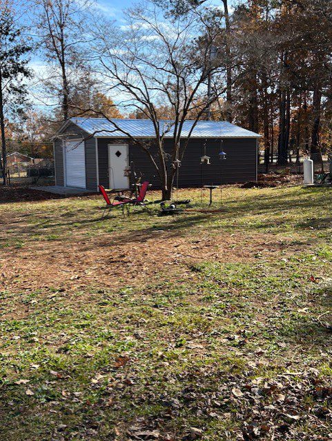 A small shed sitting in the middle of a field.